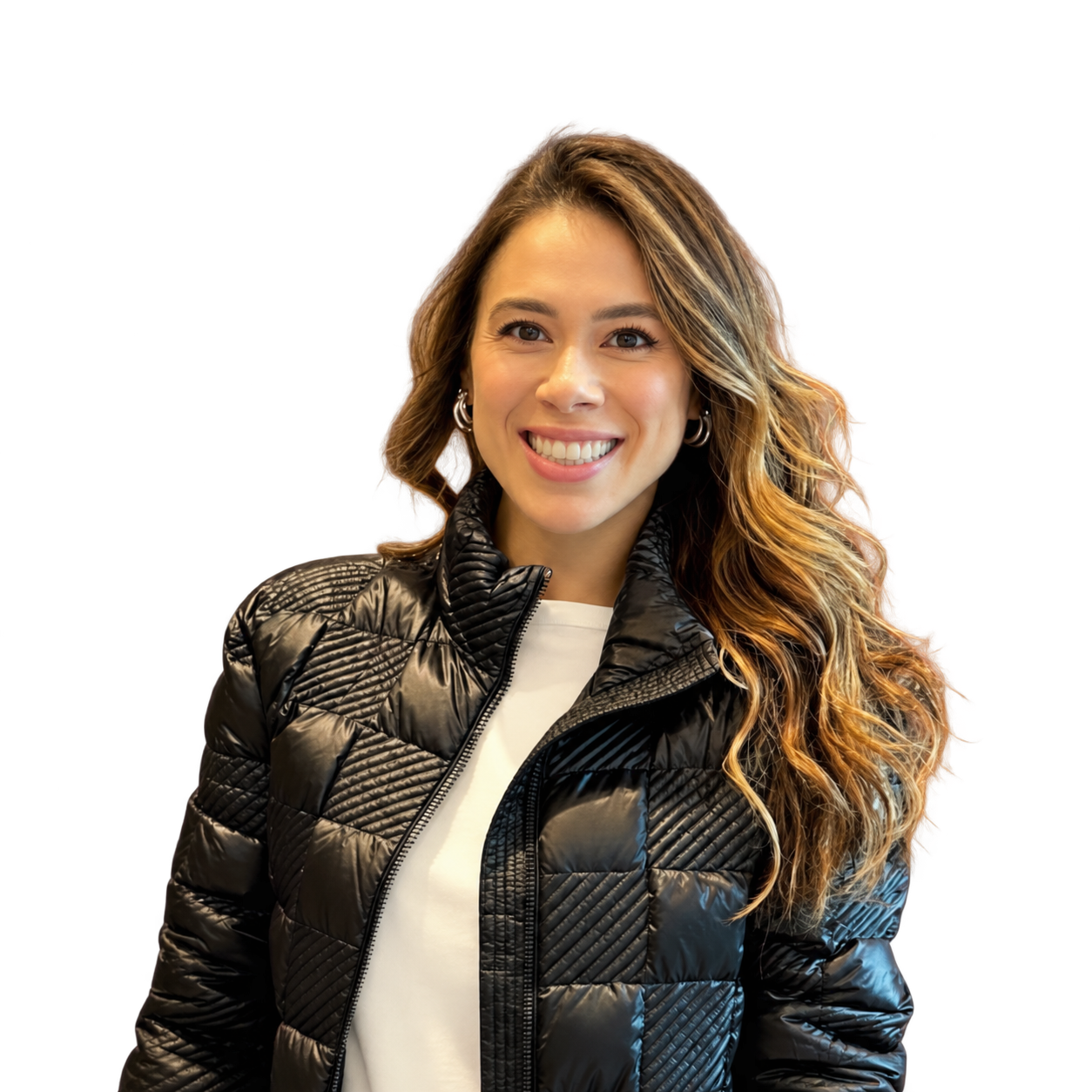 Dani Sacramento sorrindo, com os cabelos soltos e uma jaqueta preta